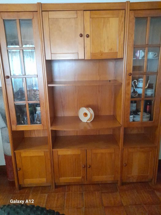 Estante mais mesa com cadeiras