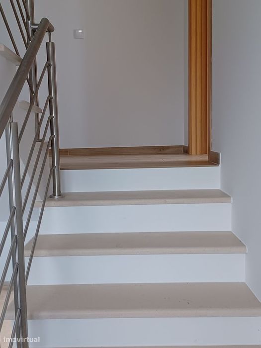 Moradia T4 moderna com jardim e acessibilidade