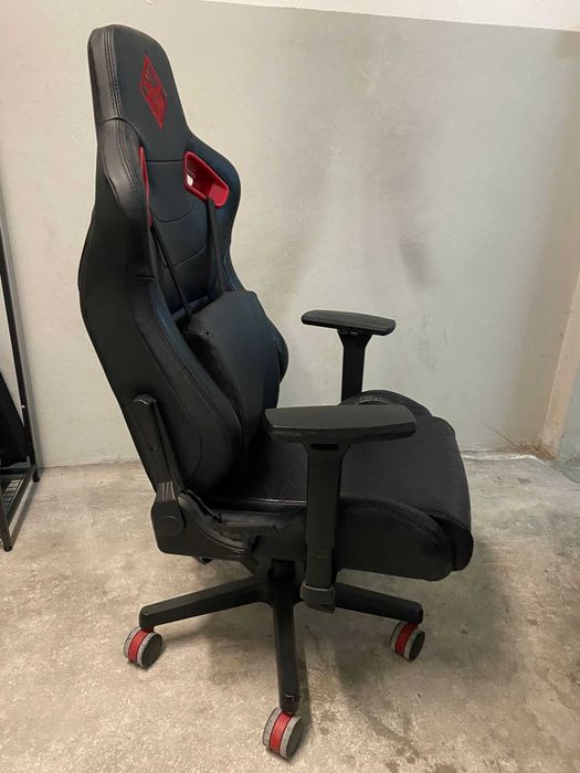 Cadeira Gaming HP OMEN Elevador a Gás Classe 4 - Preto e Vermelho