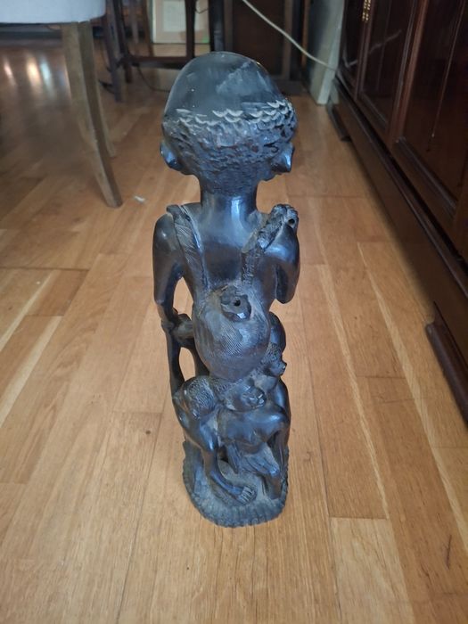 Grande  42 cms estaueta em madeira africana  antiga ?