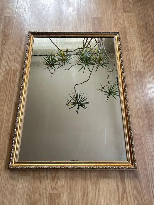 Lustro z ramą koloru złotego