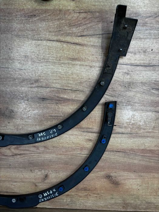 Listwa błotnika przedniego lewa prawa Land Rover Discovery L550