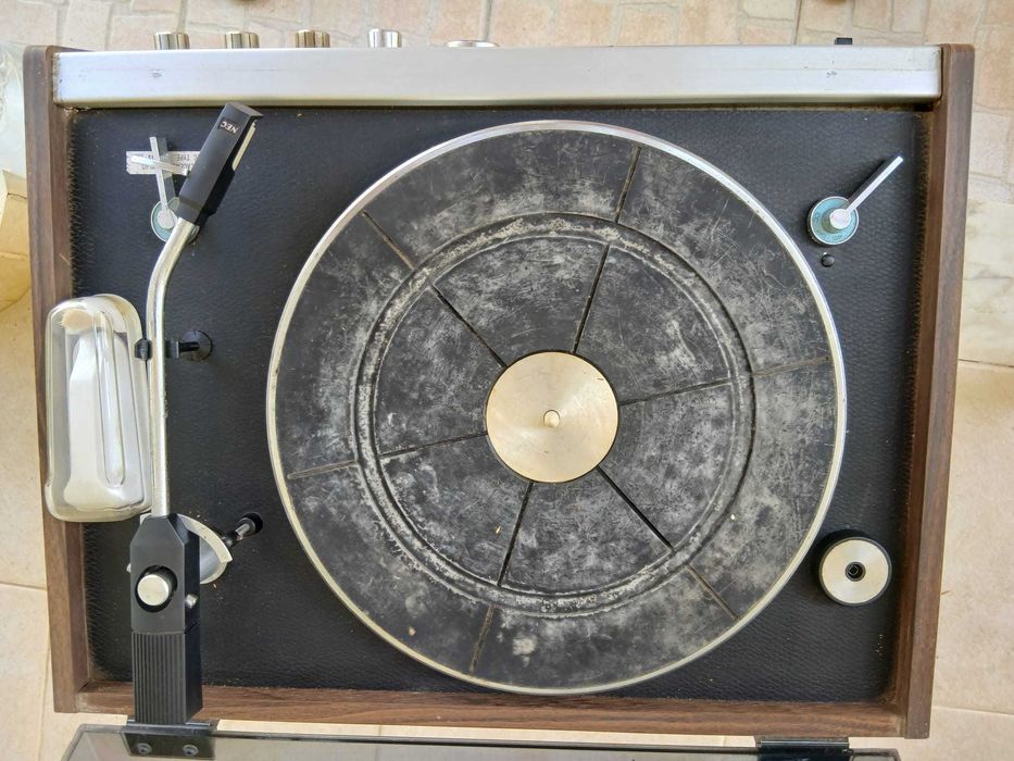 Gira-Discos Vintage com colunas