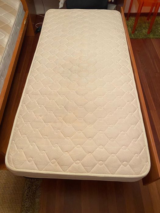 Cama dupla de madeira com gavetão