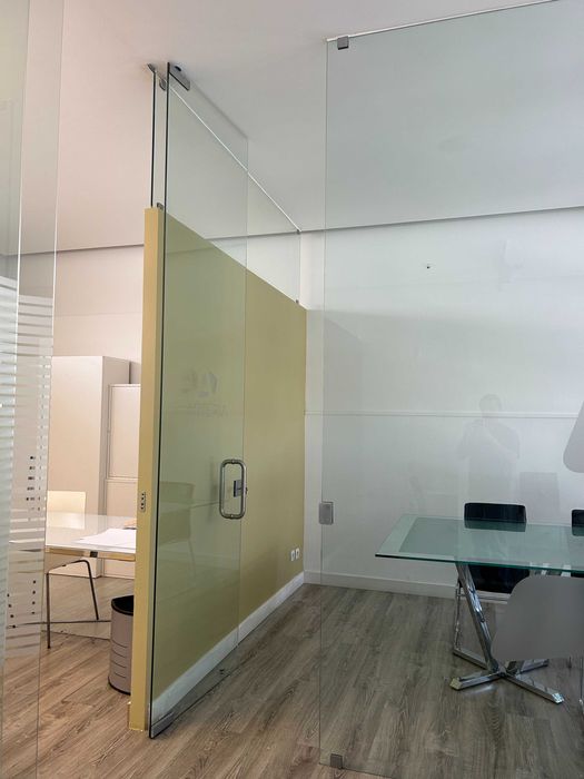 Divisória Vidro Temperado Transparente | 2× 150cm + Porta 75cm | Pé-direito 307cm