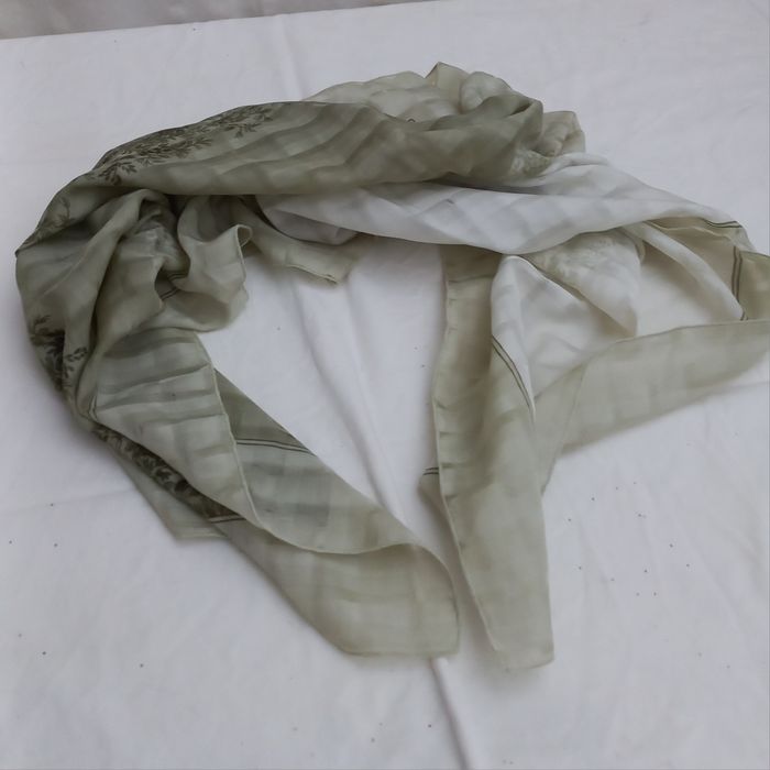 Lenço estampado em tons de verde 0.75x0.75 cm