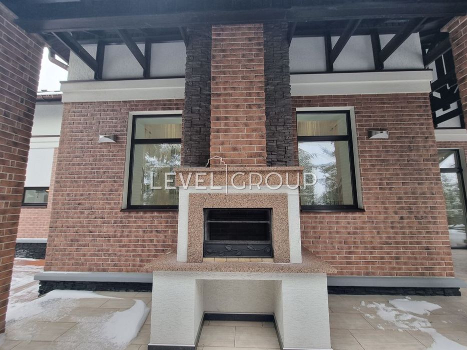 Лісники, статусний будинок в містечку, басейн, автономність