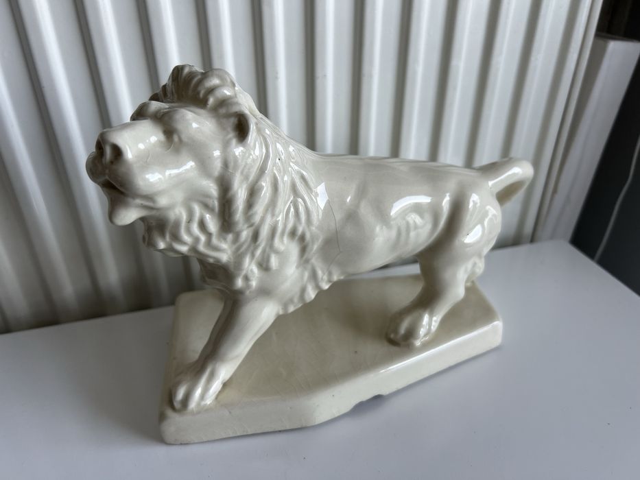 Ceramiczny "BIAŁY " LEW na postumencie Radom Marywil