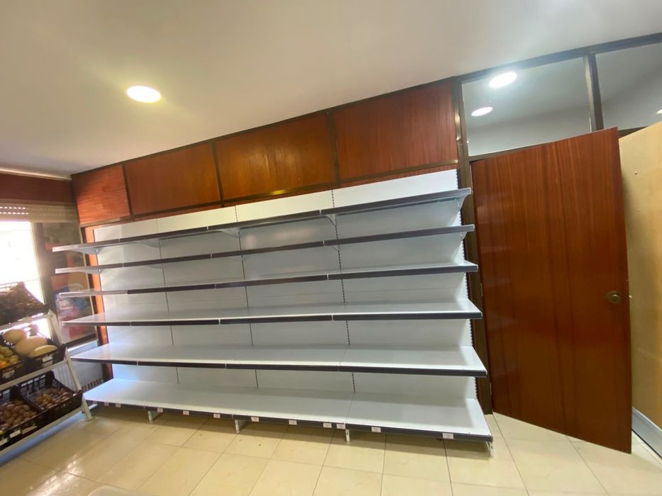 Estantes e prateleiras estabelecimento comercial