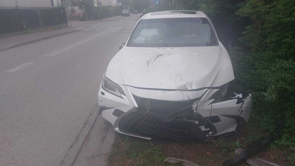 Spredam Lexus ES 300h Business Edition