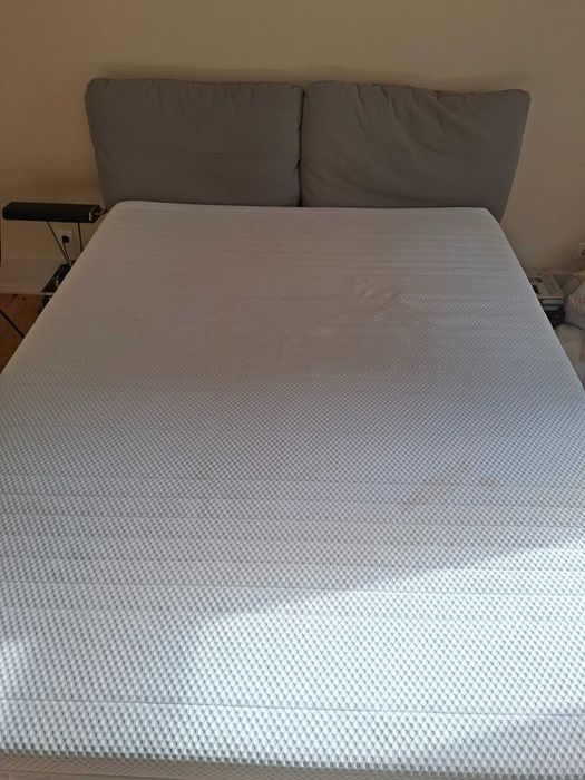Vendo colchão e estrado de cama de casal IKEA em muito bom estado
