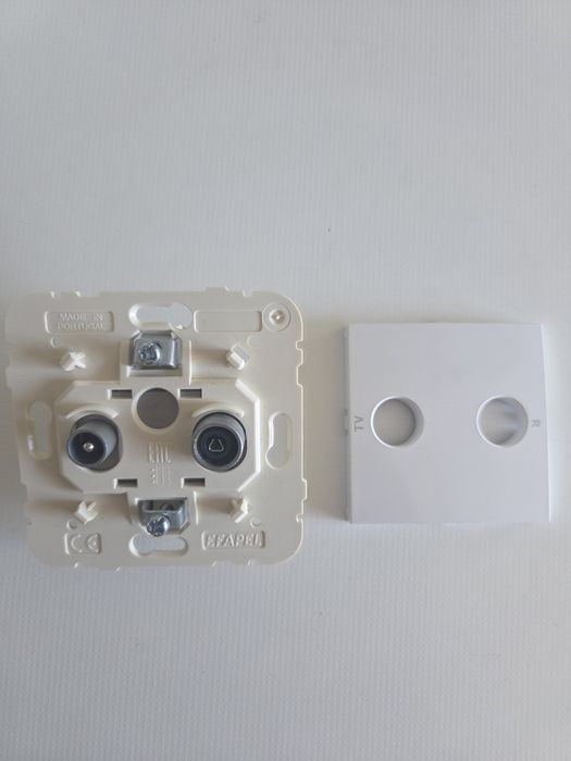 Lote de Mecanismos Elétricos Efapel (Tomada Schuko, Ficha TV/Rádio e Interruptor)