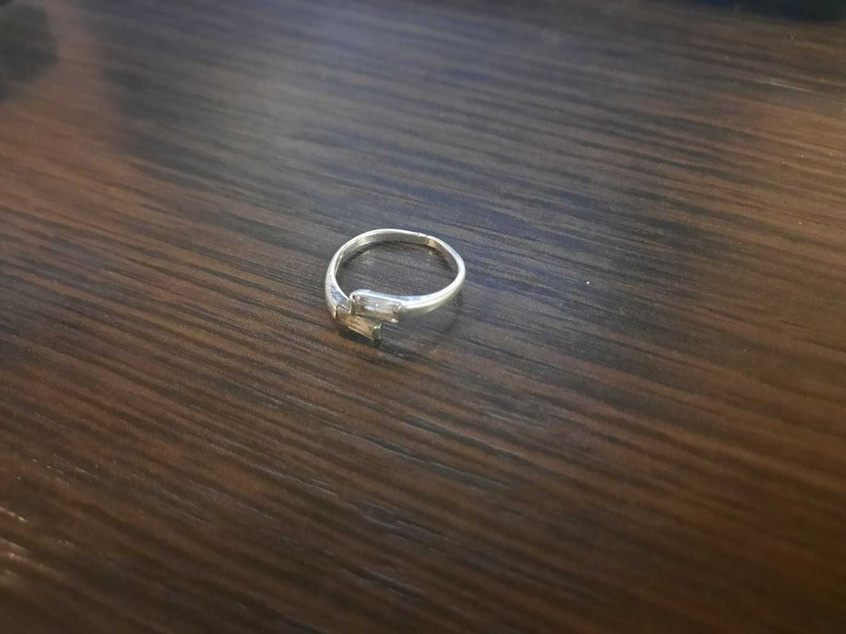 Кольцо с белыми камушками колечко бижутерия