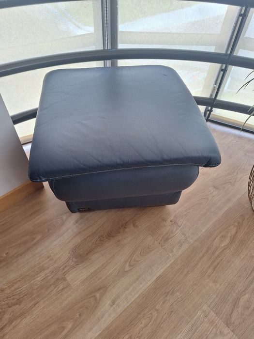 Pouf em pele de cor azul