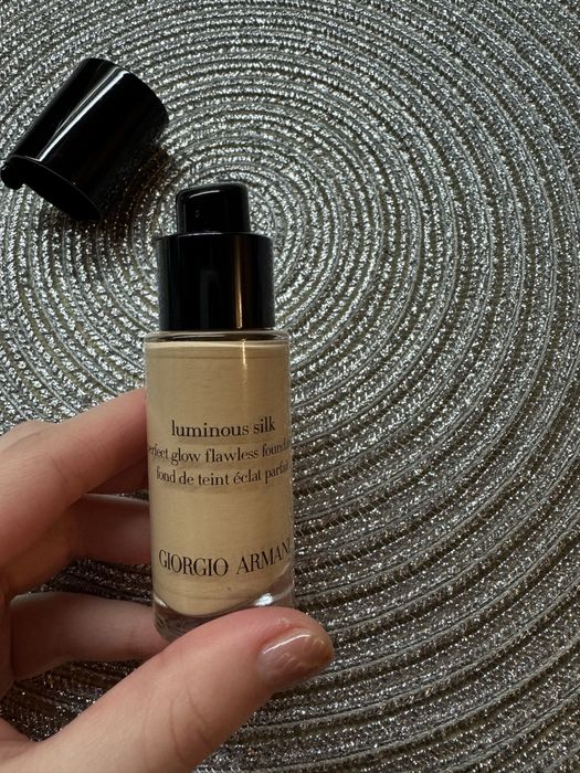 Тональная основа giorgio armani luminous silk