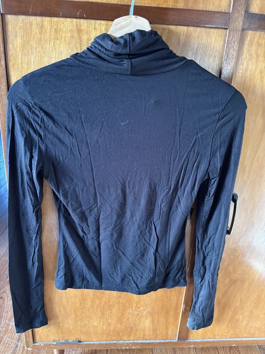 Camisola preta de gola alta