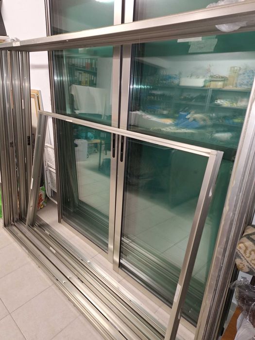 Janela e portas em aluminio, incluindo caixilharia (excelente estado)