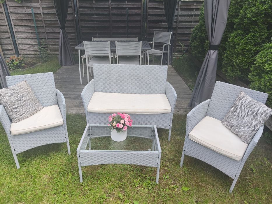 Śliczny zestaw rattanowy sofa dwa fotele stolik