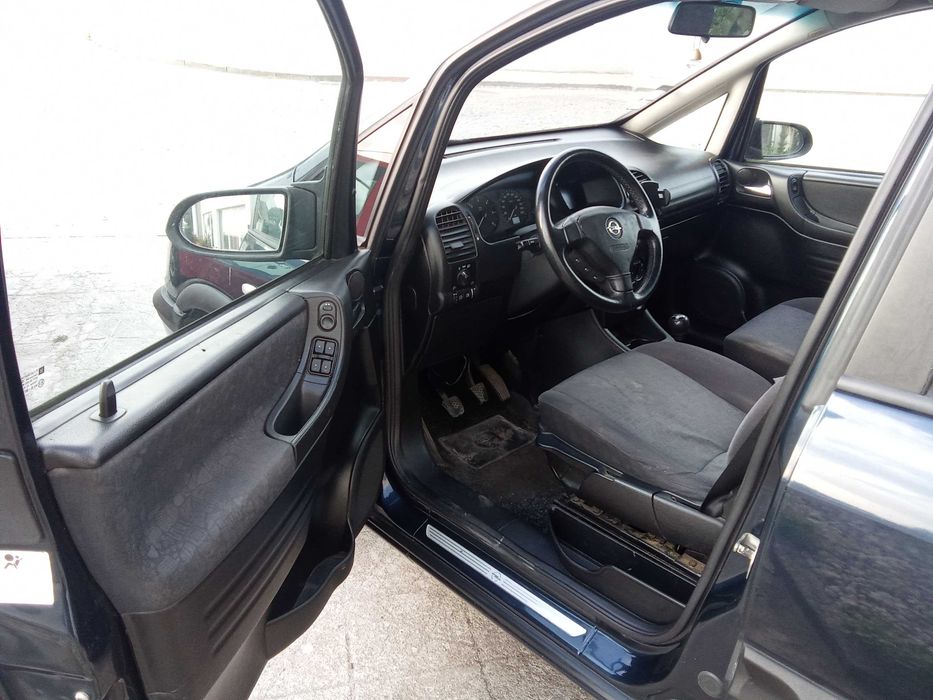 OPEL ZAFIRA bem conservado