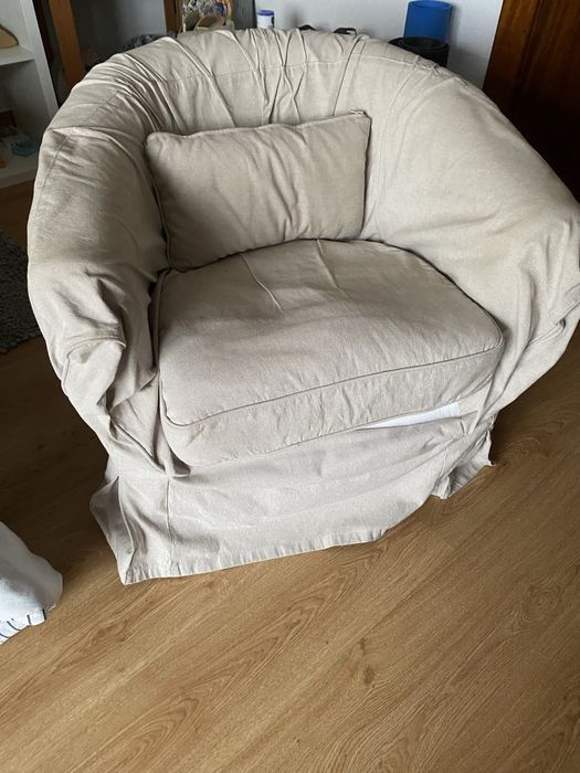 Poltrona confortável bege com capa removível – ótimo estado