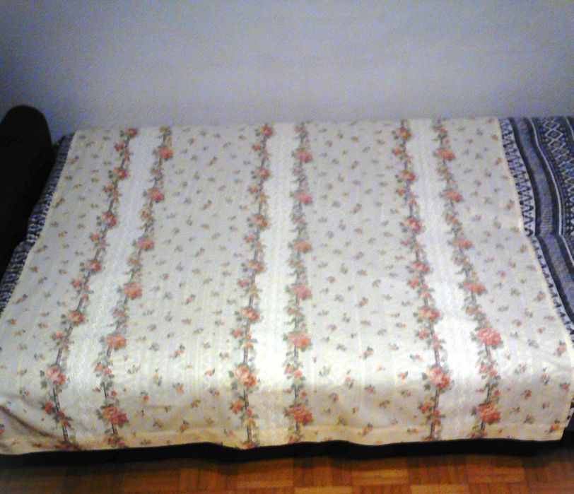 Obrus, zasłonka, materiał ecri z różami i nadrukiem białej koronki