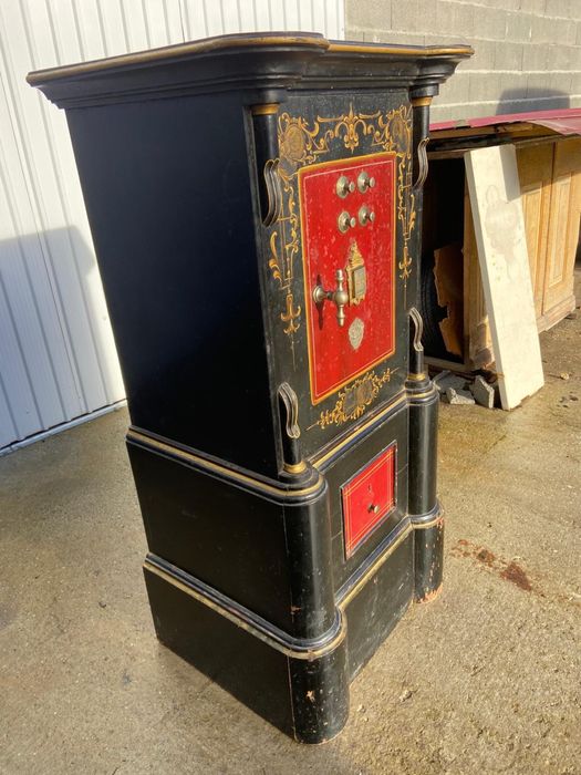 Cofre antigo em estado original