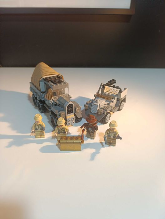 LEGO Indiana Jones™ 7622 – Race for the Stolen Treasure (Wyścig po skradziony skarb).