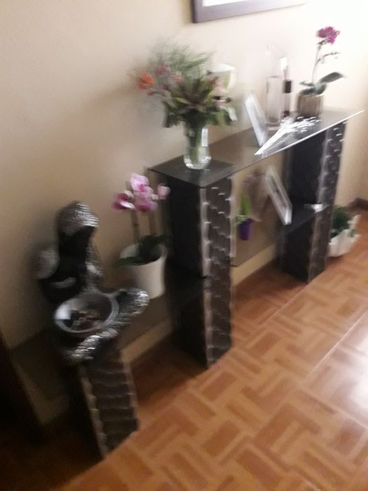 Móvel de vidro com 3 colunas