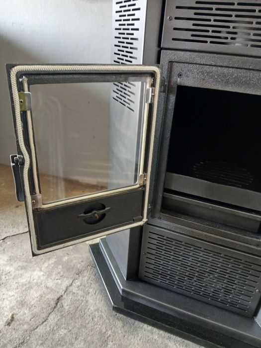 Vendo salamandra a lenha, de canto, ventilada. Marca Solzaima. Como nova.