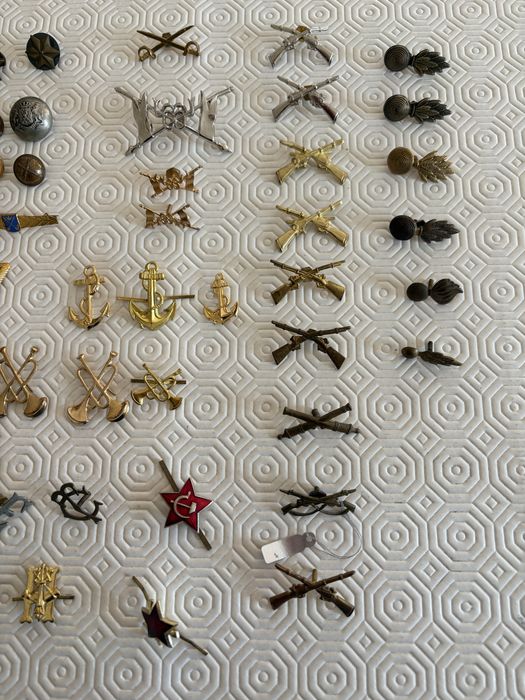 Medalhas crachas placas pins