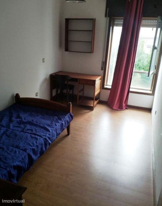 Quarto - localizado em Mafamude Porto