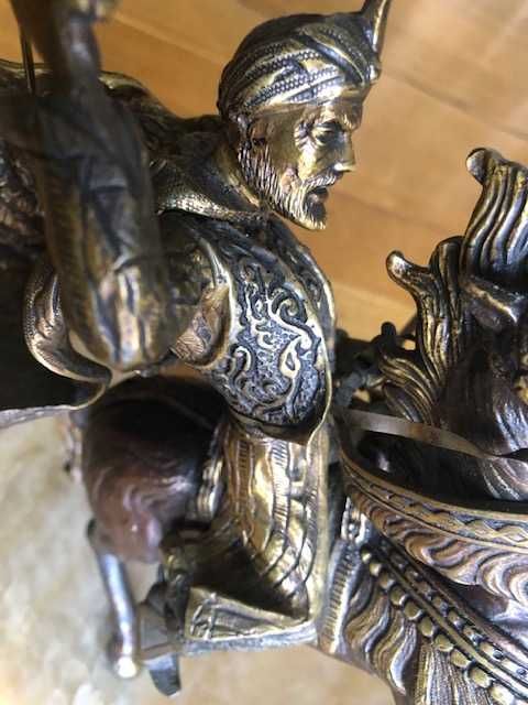 Magnifica escultura de cavaleiro, em bronze com base em mármore