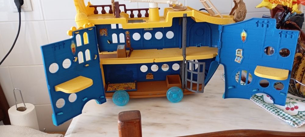 Barco de pirata  com figuras