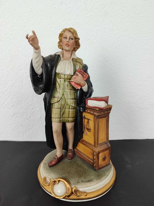 Escultura  de advogada Capodimonte