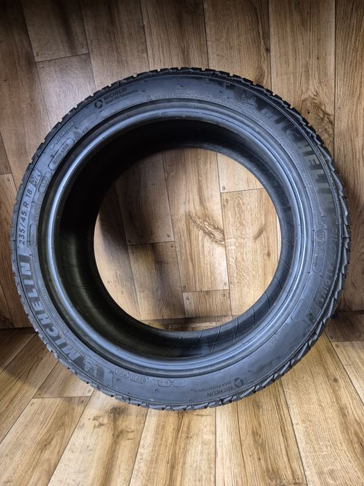 235/45/18 Michelin Para zima 6,5mm 23r