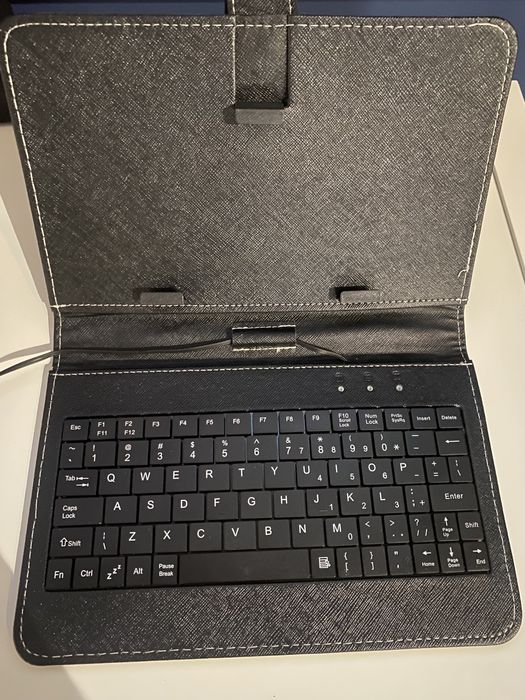 Etui z klawiatura do tabletów złącze microUSB