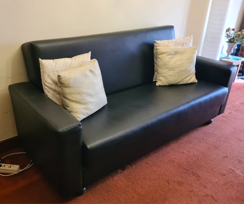 Sofá em pele sintética preto