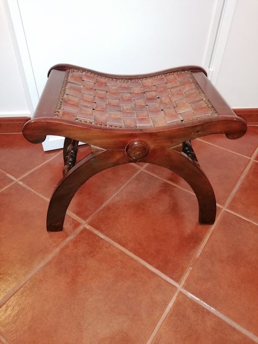 Banqueta vintage com marcas de uso