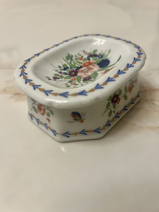 Saleiro da vista alegre com flores