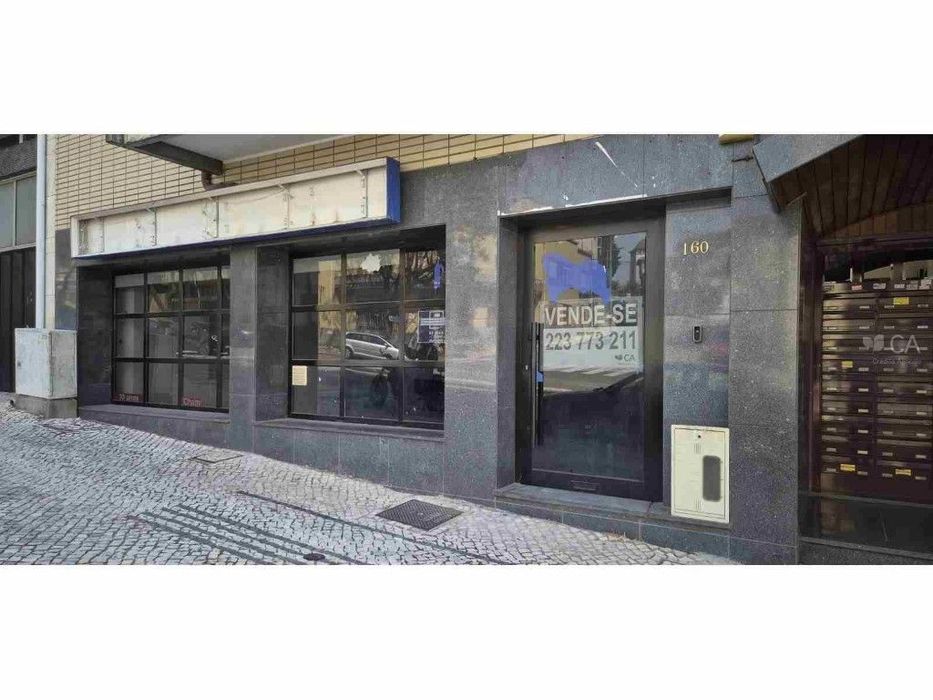 Espaço comercial no centro de São João da Madeira c/ ~350 m2 e 2 lu...