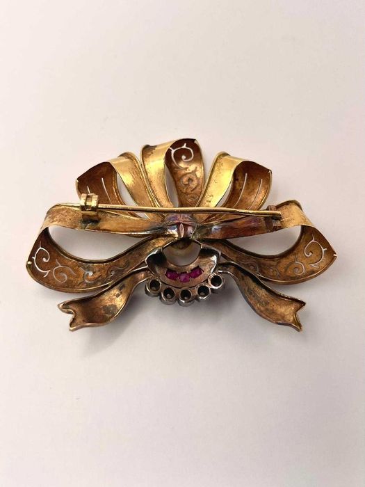 Raro Alfinete de Peito “Laço” em Ouro 19.2k (800) – 7,2g