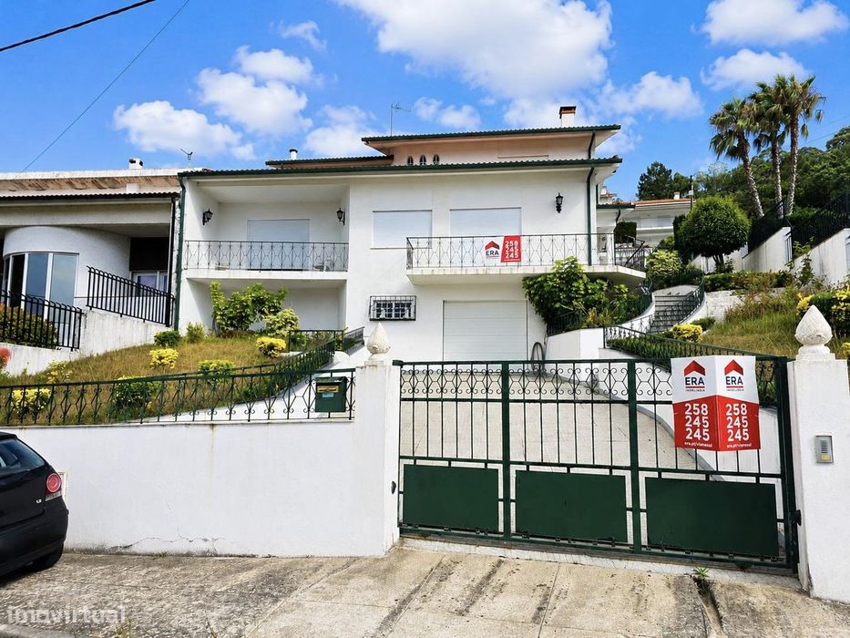 Moradia T5 em Darque com Jardim, Garagem e Anexo