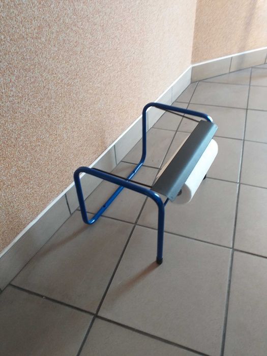 Stojak na magnesy pamiątkowe obrotowy blacha tablica magnetyczna czarny na kólkach