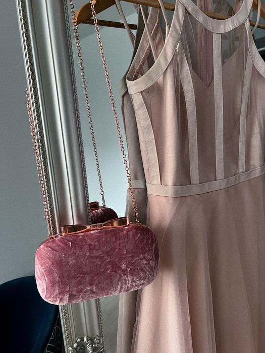Пудрова сукня з туфлями і сумочкою