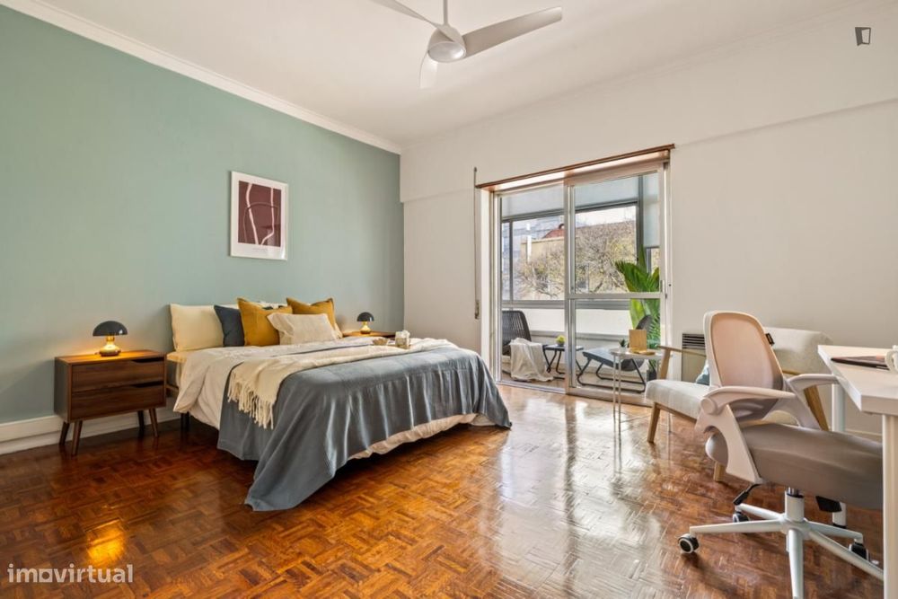 Quarto - localizado em Campolide Lisbon