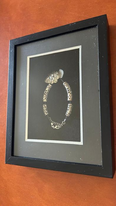 3 molduras com pulseiras prateadas