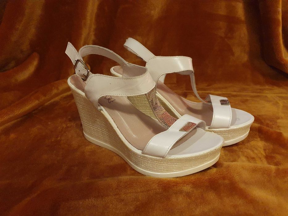 Buty na koturnie - Lasocki