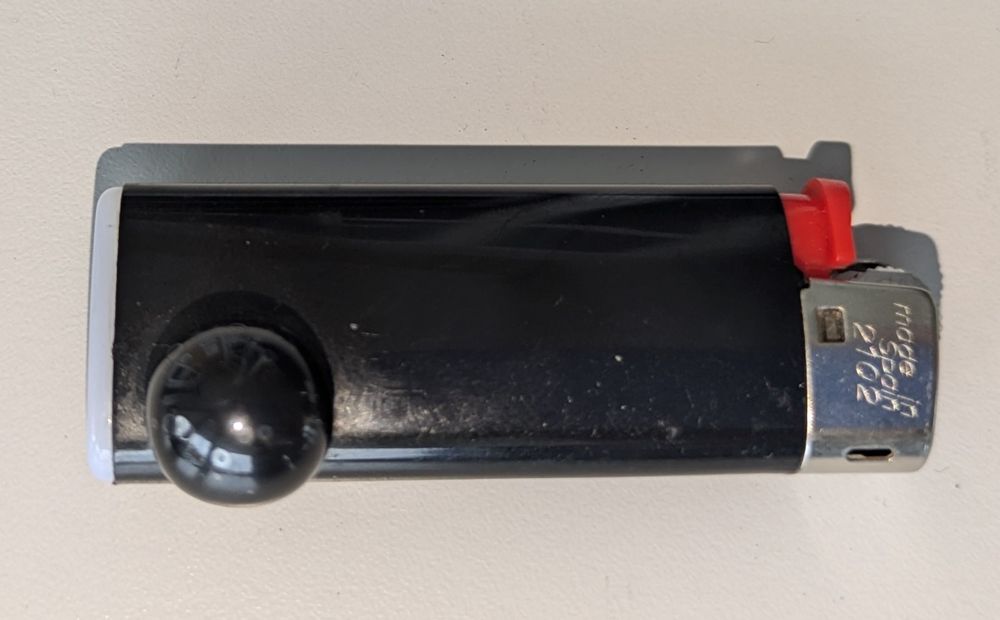 Isqueiro Bic pequeno com pequena anomalia de fábrica