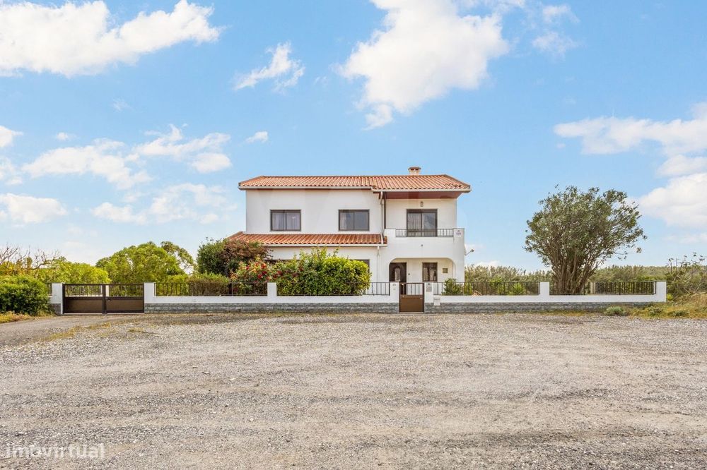Moradia em terreno de 2 hectares junto à praia dos Supertubos