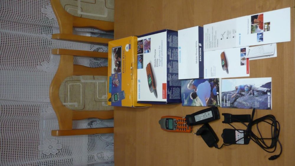 Kolekcjonerski telefon komórkowy Ericsson R310S wraz z akcesoriami